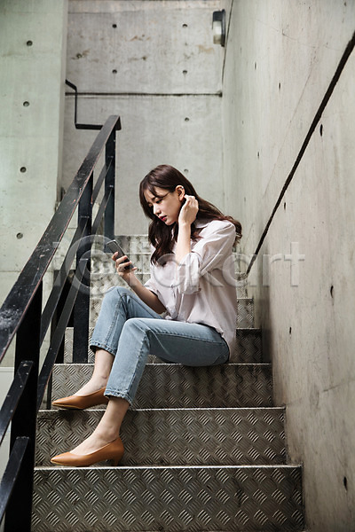 30대 성인 성인여자한명만 여자 한국인 한명 JPG 옆모습 포토 계단 들기 비즈니스우먼 스마트폰 싱글라이프 앉기 야외 우먼라이프 응시 전신 주간