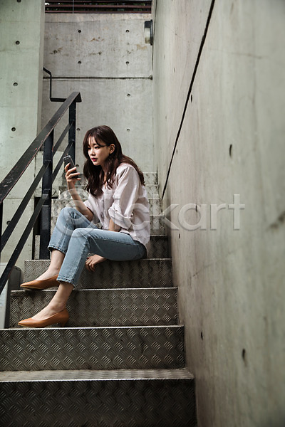 30대 성인 성인여자한명만 여자 한국인 한명 JPG 옆모습 포토 계단 들기 비즈니스우먼 스마트폰 싱글라이프 앉기 야외 우먼라이프 응시 전신 주간