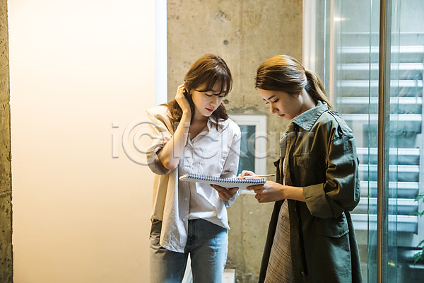 20대 30대 두명 성인 성인여자만 여자 한국인 JPG 앞모습 옆모습 포토 대화 동료 들기 문서 비즈니스우먼 상반신 서기 실내 싱글라이프 우먼라이프 회의