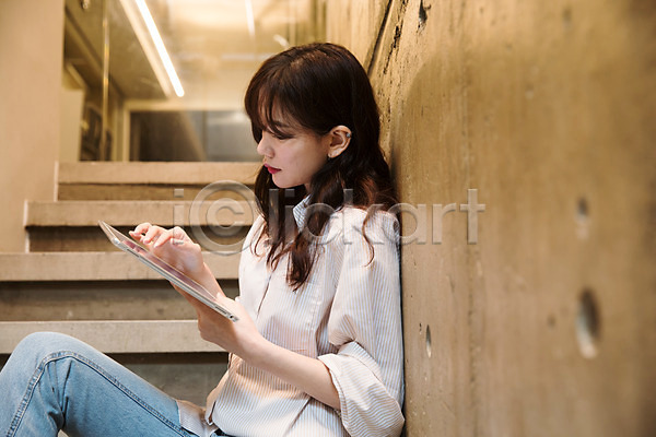 30대 성인 성인여자한명만 여자 한국인 한명 JPG 옆모습 포토 계단 비즈니스우먼 상반신 실내 싱글라이프 앉기 우먼라이프 응시 태블릿