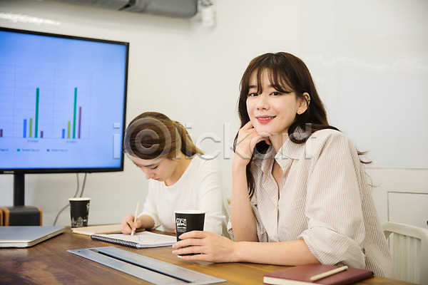 휴식 20대 30대 두명 성인 성인여자만 여자 한국인 JPG 앞모습 포토 동료 모니터 미소(표정) 비즈니스우먼 상반신 실내 싱글라이프 앉기 우먼라이프 커피 회의 회의실