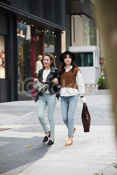 우정 20대 30대 두명 성인 성인여자만 여자 한국인 JPG 앞모습 포토 거리 걷기 들기 모자(잡화) 미소(표정) 쇼핑 싱글라이프 야외 우먼라이프 전신 주간 친구