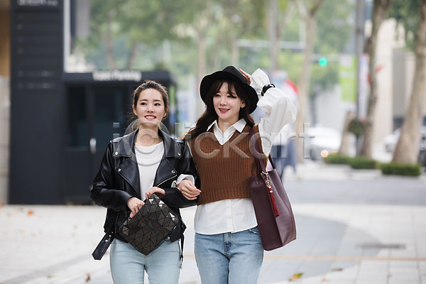 우정 20대 30대 두명 성인 성인여자만 여자 한국인 JPG 앞모습 포토 거리 걷기 들기 모자(잡화) 상반신 쇼핑 싱글라이프 야외 우먼라이프 주간 친구