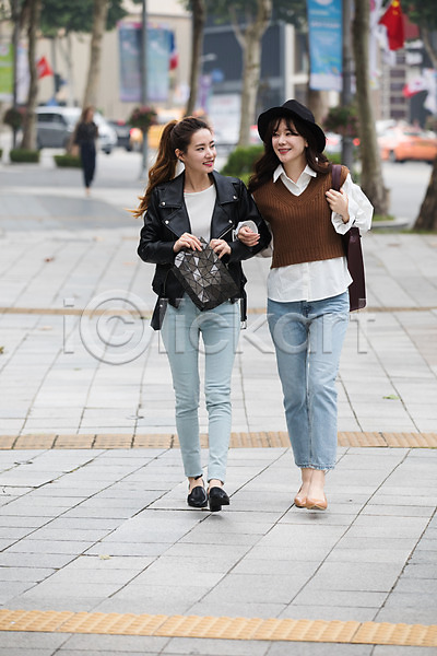 우정 20대 30대 두명 성인 성인여자만 여자 한국인 JPG 앞모습 포토 거리 걷기 모자(잡화) 쇼핑 싱글라이프 야외 우먼라이프 전신 주간 친구