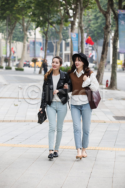 우정 20대 30대 두명 성인 성인여자만 여자 한국인 JPG 앞모습 포토 거리 걷기 모자(잡화) 쇼핑 싱글라이프 야외 우먼라이프 전신 주간 친구