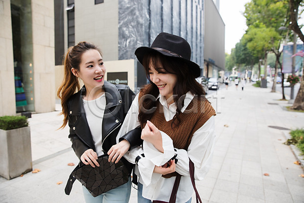 우정 20대 30대 두명 성인 성인여자만 여자 한국인 JPG 앞모습 포토 거리 걷기 모자(잡화) 미소(표정) 상반신 쇼핑 싱글라이프 야외 우먼라이프 주간 친구