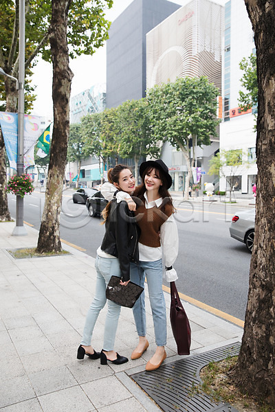 우정 20대 30대 두명 성인 성인여자만 여자 한국인 JPG 앞모습 옆모습 포토 거리 들기 모자(잡화) 서기 쇼핑 싱글라이프 야외 우먼라이프 전신 주간 친구