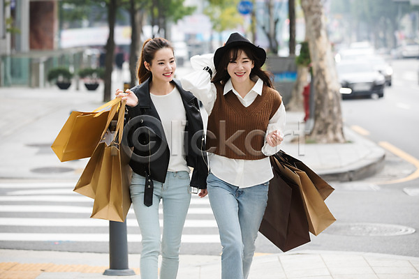 우정 20대 30대 두명 성인 성인여자만 여자 한국인 JPG 앞모습 포토 거리 걷기 들기 모자(잡화) 상반신 쇼핑 쇼핑백 싱글라이프 야외 우먼라이프 주간 친구