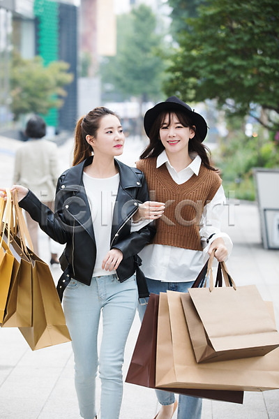 우정 20대 30대 두명 성인 성인여자만 여자 한국인 JPG 앞모습 포토 거리 걷기 들기 모자(잡화) 상반신 쇼핑 쇼핑백 싱글라이프 야외 우먼라이프 주간 친구