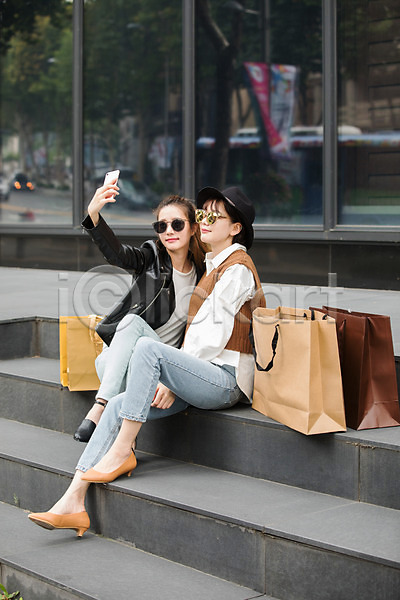 우정 20대 30대 두명 성인 성인여자만 여자 한국인 JPG 앞모습 옆모습 포토 거리 계단 들기 모자(잡화) 셀프카메라 쇼핑 쇼핑백 스마트폰 싱글라이프 앉기 야외 우먼라이프 전신 주간 친구