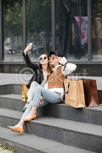 우정 20대 30대 두명 성인 성인여자만 여자 한국인 JPG 앞모습 옆모습 포토 거리 계단 들기 모자(잡화) 브이 셀프카메라 쇼핑 쇼핑백 스마트폰 싱글라이프 앉기 야외 우먼라이프 전신 주간 친구