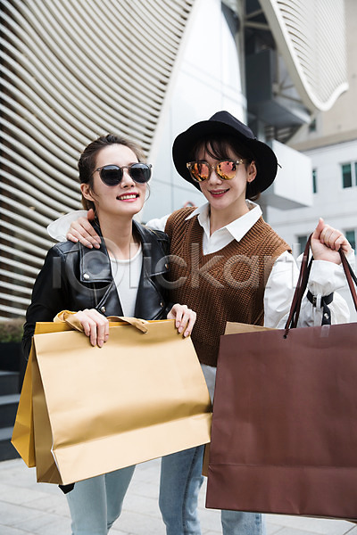 우정 20대 30대 두명 성인 성인여자만 여자 한국인 JPG 앞모습 포토 거리 들기 모자(잡화) 상반신 서기 쇼핑 쇼핑백 싱글라이프 야외 우먼라이프 주간 친구