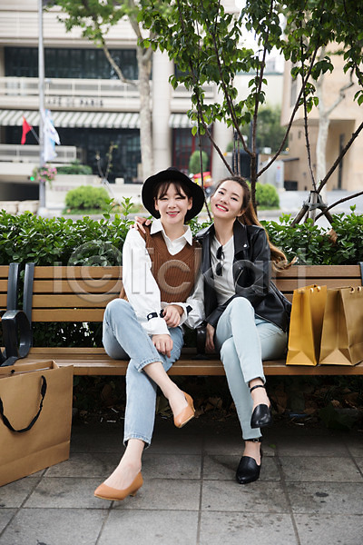 우정 20대 30대 두명 성인 성인여자만 여자 한국인 JPG 앞모습 포토 거리 모자(잡화) 벤치 쇼핑 쇼핑백 싱글라이프 앉기 야외 우먼라이프 전신 주간 친구