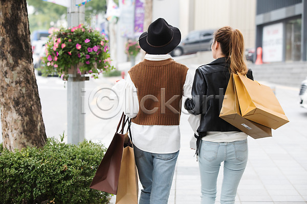 우정 20대 30대 두명 성인 성인여자만 여자 한국인 JPG 뒷모습 포토 거리 걷기 들기 상반신 쇼핑 쇼핑백 싱글라이프 야외 우먼라이프 주간 친구