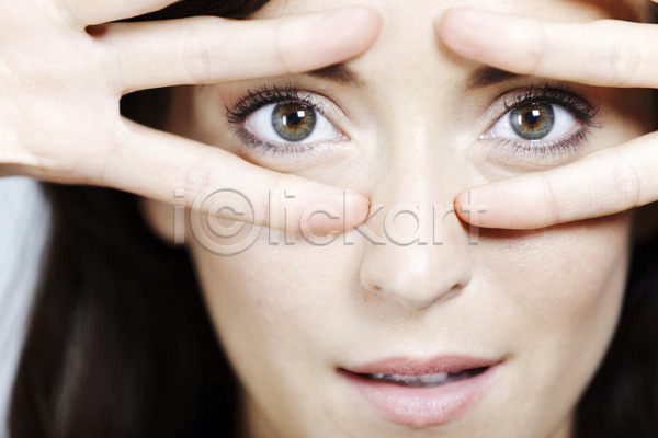 행복 성인 여자 한명 JPG 포토 해외이미지 관리 눈(신체부위) 라이프스타일 세련 손 얼굴 해외202004