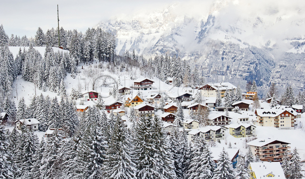 사람없음 JPG 포토 해외이미지 겨울 겨울풍경 눈덮임 마을 산 스위스 야외 전경 주간 주택 하늘 해외202004