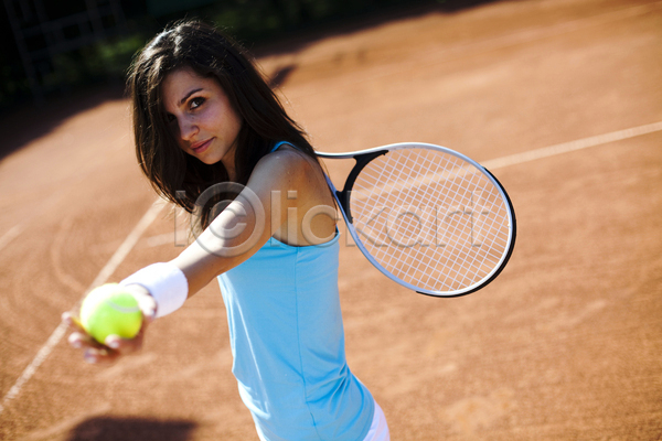 즐거움 서양인 성인 성인여자한명만 여자 한명 JPG 옆모습 포토 해외이미지 들기 상반신 서브 야외 우먼라이프 응시 주간 테니스 테니스공 테니스라켓 테니스복 테니스장 해외202004