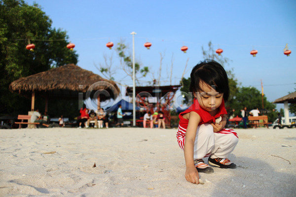 동양인 사람 어린이 한명 JPG 포토 해외이미지 걸음마 놀이 라이프스타일 모래 바다 야외 중국 해외202004 혼자