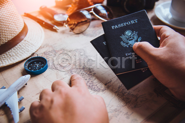 신체부위 JPG 포토 해외이미지 들기 손 실내 여권 여행 오브젝트 지도 해외202004