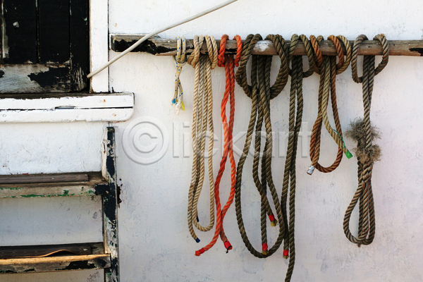 사람없음 JPG 포토 해외이미지 낚시 넥타이 단계 매달리기 매듭 목재 묘사 묶기 바다 밧줄 보트 사다리 옛날 일렬 줄 줄서기 함부르크 항구 항해 해외202004 흰색