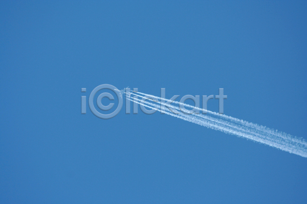사람없음 JPG 포토 해외이미지 비행기 비행운 야외 연기 제트기 주간 파란색 하늘 해외202004