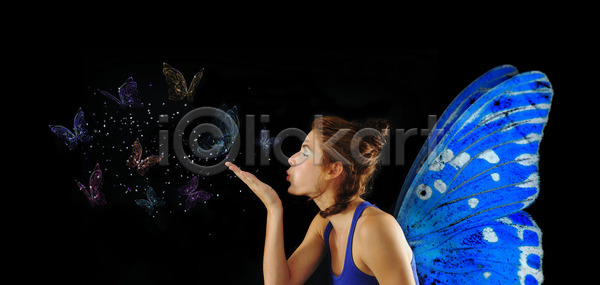 사랑 유혹 자유 천진난만 사람 여자 한명 JPG 옆모습 포토 해외이미지 검은색 고립 공상 나비 날개 단아함 먼지 모델 백그라운드 불기 손 스타일 요정 자연 컬러풀 파란색 해외202004 해외포토