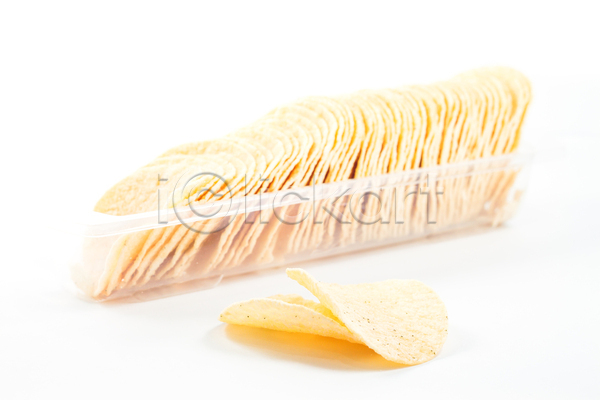 사람없음 JPG 포토 해외이미지 감자칩 과자 담기 실내 일렬 짠맛 플라스틱통 해외202004 흰배경