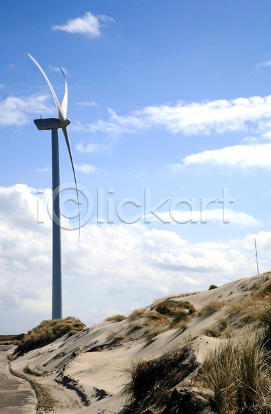 미래 사람없음 JPG 포토 해외이미지 구름(자연) 날개(비행) 날씨 네덜란드 농장 도로 돌리기 돛대 모래 모래언덕 물 바다 바람 발전기 방앗간 북쪽 산업 에너지 자연 재활용 태양 파란색 풍경(경치) 풍차 프로펠러 하늘 해외202004 환경 흰색 힘