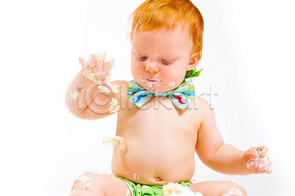 행복 남자 백인 사람 아기 어린이 한명 JPG 포토 해외이미지 1 걸음마 고립 나비넥타이 넥타이 먹기 빨간머리 빨간색 사탕 생강 생일 손상 음식 케이크 해외202004 흰배경 흰색