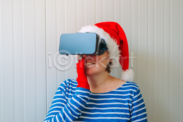 미래 새로움 축하 행복 백인 성인 여자 한명 3D JPG 포토 해외이미지 가상현실 겨울 고글 놀람 동영상 라이프스타일 멀티미디어 빨간색 산타클로스 선물 손목시계 응시 전자제품 크리스마스 해외202004 헤드폰 휴가