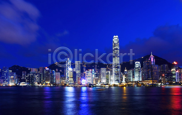 사람없음 JPG 포토 해외이미지 건물 건축양식 경제 고층빌딩 금융 도시 도시풍경 도심 비즈니스 사무실 상업 스카이라인 야간 장면 중국 지역 풍경(경치) 항구 해외202004 홍콩