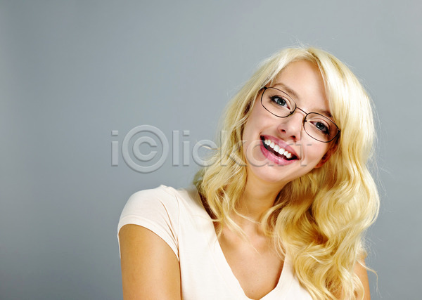 행복 백인 사람 성인 여자 한명 JPG 포토 해외이미지 1 금발 디자이너 미소(표정) 백그라운드 안경 얼굴 오픈 웃음 유행 처방 철사 카피스페이스 티셔츠 표현 프레임 해외202004 회색