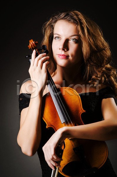 성인 성인여자한명만 여자 한명 JPG 앞모습 포토 해외이미지 검은배경 들기 미소(표정) 바이올리니스트 바이올린 상반신 실내 음악 해외202004
