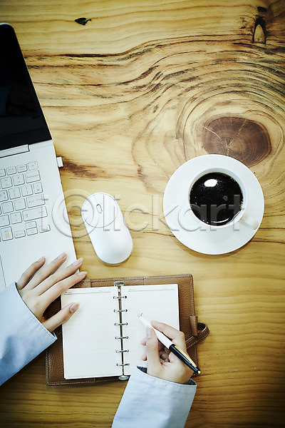 20대 성인 성인여자한명만 신체부위 여자 한명 JPG 포토 하이앵글 기록 노트북 다이어리 마우스 목재 손 실내 책상 커피 커피잔