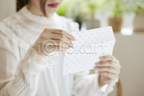 20대 성인 성인여자한명만 신체부위 여자 한명 JPG 아웃포커스 앞모습 포토 들기 손 실내 편지 편지봉투