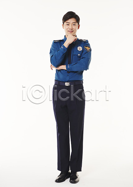 20대 남자 성인 성인남자한명만 한국인 한명 JPG 앞모습 포토 경찰 경찰복 서기 스튜디오촬영 실내 웃음 전신 턱괴기