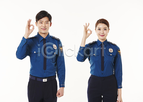 20대 남자 두명 성인 여자 한국인 JPG 앞모습 포토 OK 경찰 경찰복 동료 상반신 서기 스튜디오촬영 실내 웃음