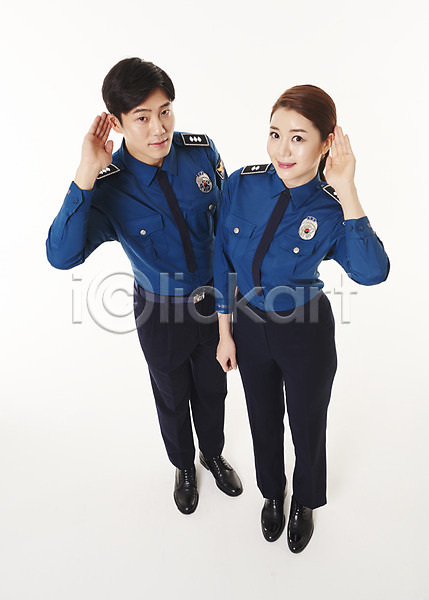 20대 남자 두명 성인 여자 한국인 JPG 앞모습 포토 경찰 경찰복 동료 듣기 서기 손짓 스튜디오촬영 실내 웃음 전신