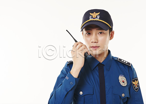 20대 남자 성인 성인남자한명만 한국인 한명 JPG 앞모습 포토 경찰 경찰복 들기 무전기 상반신 서기 스튜디오촬영 실내