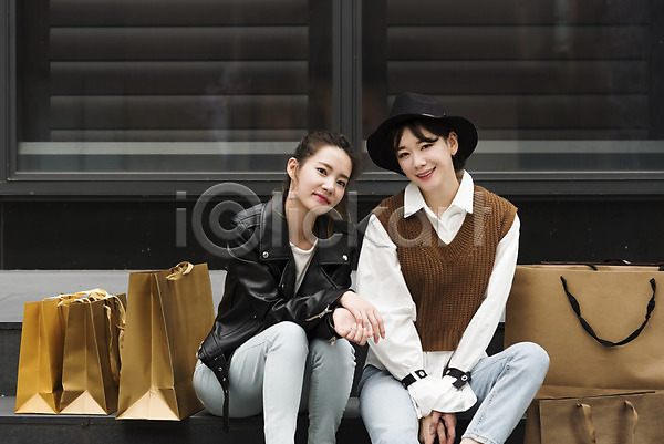 우정 20대 30대 두명 성인 성인여자만 여자 한국인 JPG 앞모습 포토 거리 모자(잡화) 상반신 쇼핑 쇼핑백 싱글라이프 앉기 야외 우먼라이프 주간 친구