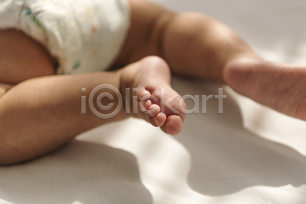 남자 남자아기한명만 아기 한명 JPG 근접촬영 아웃포커스 옆모습 포토 기저귀 눕기 다리(신체부위) 발 실내 침대 하반신