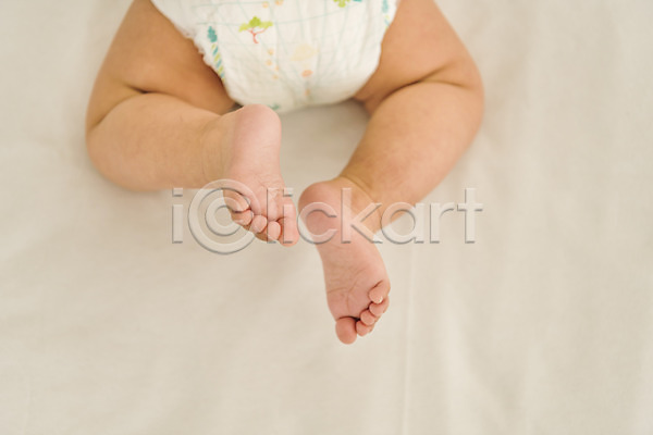 남자 남자아기한명만 아기 한명 JPG 뒷모습 포토 기저귀 눕기 다리(신체부위) 실내 침대 하반신
