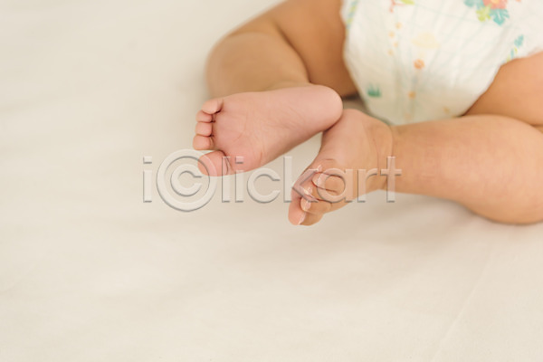 남자 남자아기한명만 아기 한명 JPG 뒷모습 포토 기저귀 눕기 다리(신체부위) 실내 침대 하반신