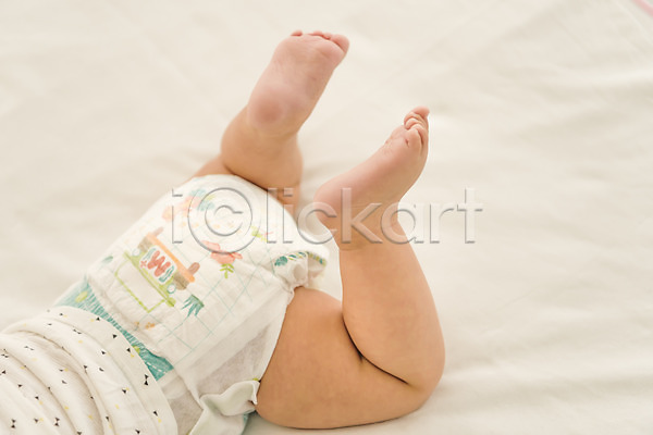 남자 남자아기한명만 아기 한명 JPG 옆모습 포토 기저귀 눕기 다리(신체부위) 실내 침대 하반신