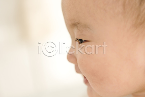 남자 남자아기한명만 아기 한국인 한명 JPG 아웃포커스 옆모습 포토 눕기 상반신 실내 얼굴 웃음 침대