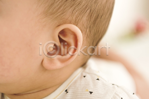 남자 남자아기한명만 아기 한명 JPG 근접촬영 옆모습 포토 귀 눕기 상반신 실내 얼굴 침대