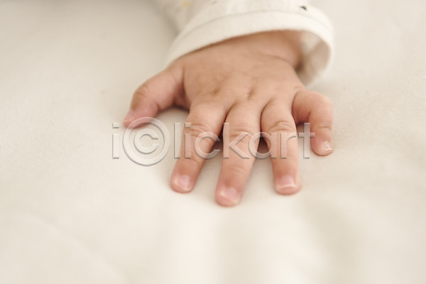 남자 남자아기한명만 아기 한명 JPG 근접촬영 포토 눕기 상반신 손 실내 침대