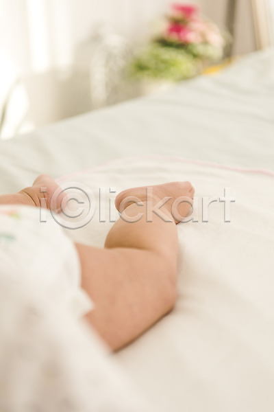 남자 남자아기한명만 아기 한명 JPG 뒷모습 아웃포커스 포토 기저귀 눕기 다리(신체부위) 실내 침대 하반신