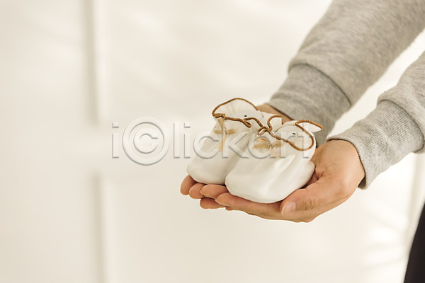 성인 성인여자한명만 신체부위 여자 한명 JPG 아웃포커스 포토 들기 손 실내 아기신발 아기용품
