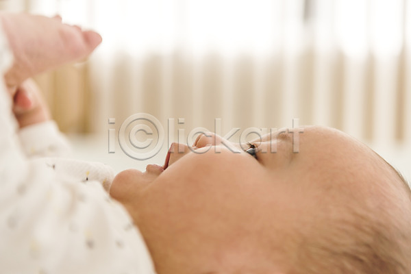 남자 남자아기한명만 아기 한국인 한명 JPG 아웃포커스 옆모습 포토 눕기 상반신 실내 얼굴 침대